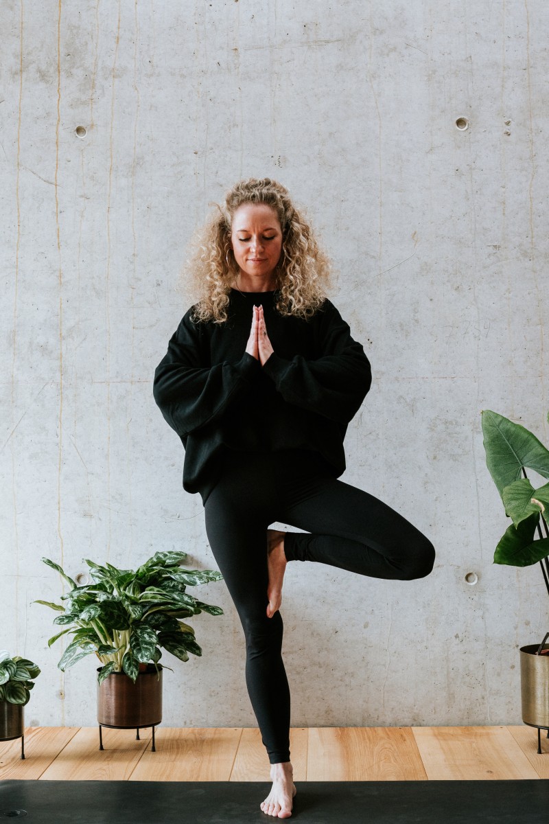 Welcome picture with Coco in yoga pose